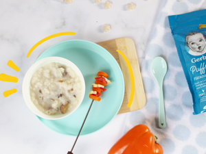 plato con crema de champiñones para bebé acompañado de Gerber Puffs