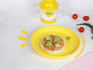 tostada de ensalada de atún con vegetales y vaso entrenador con leche nido