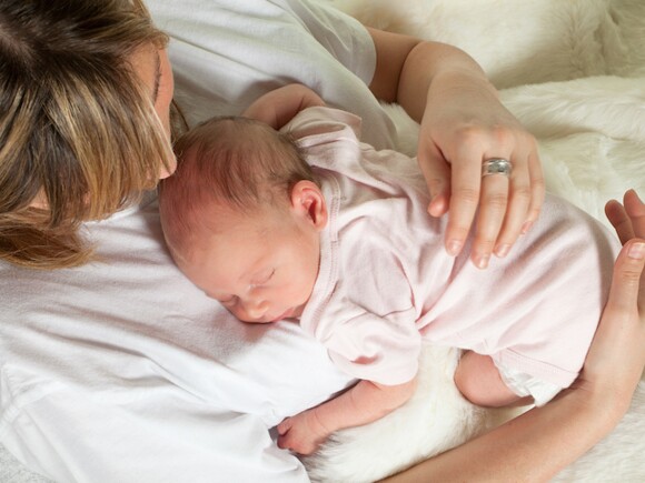 Aspectos básicos de seguridad en recién nacidos para madres y padres  primerizos - Lovevery