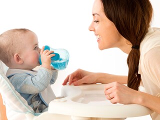 Bebé-toma-agua-en-mamila 