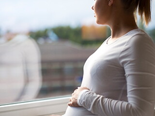 Mama-sentada-cuidando-panza