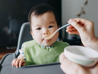 Bebé siendo alimentado con una dieta blanda