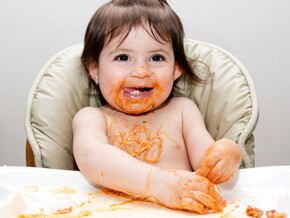 niña comiendo sola