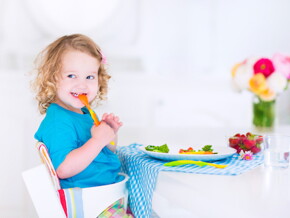 niña comiendo