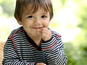 Niño-pequeño-comiendo-sopa-de-pasta-y-pollo