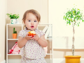 Niña pequeña comiendo manzana