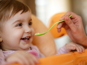 Bebé de 1 año comiendo