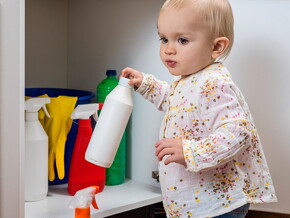 Bebe agarrando botellas de líquido de limpieza porque no han tomado medidas para evitar accidentes