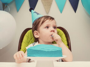 niña-un-año-festejando-con-pastel