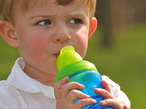 Niño-tomando-agua-enfermedades gastrointestinales mas comunes