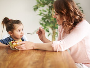 niña-y-mamá-comiendo-en-casa