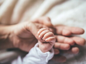 Padre, madre y recien nacido