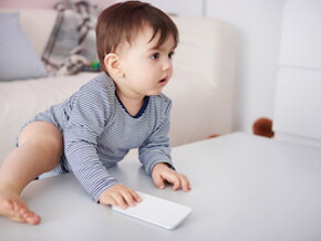 Niño intentando escalar