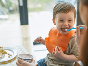 Niño con buena digestión comiendo papilla