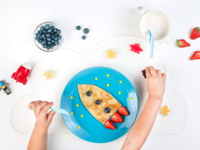 Niña comiendo alimentos sanos para un desarrollo adecuado y sano