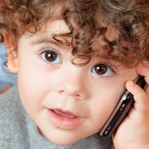 Niña-pequeña-jugando-a-hablar-por-teléfono