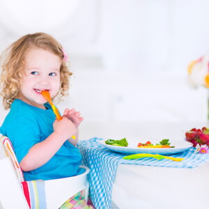 niña comiendo