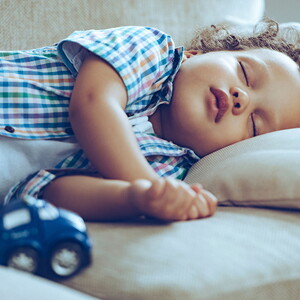 bebe durmiendo en el sillón anemia en niños