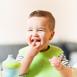 Niño-pequeño-comiendo-manzana 