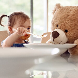 niña-con-oso-de-peluche-comiendo-sistema-inmune