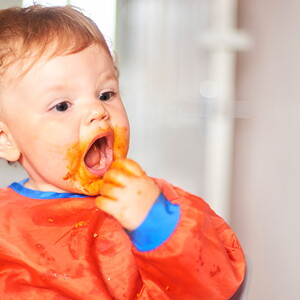 bebé-9-meses-comiendo-pasta 