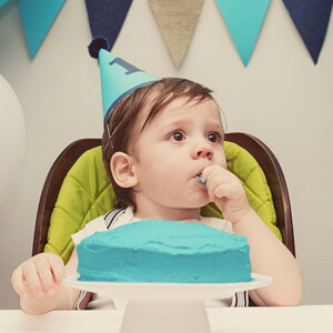 niña-un-año-festejando-con-pastel