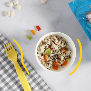 plato con ensalada de arroz salvaje para bebé y puffs Gerber de plátano