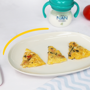 plato con frittata de huevo para bebe vaso entrenador con leche nan