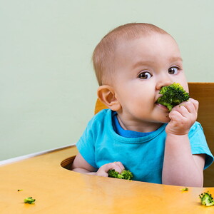 bebé-comiendo-brócoli 