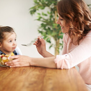 niña-y-mamá-comiendo-en-casa