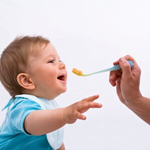 Bebé comiendo sólidos