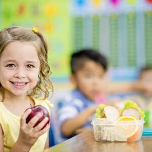 Pequeños comiendo manzanas y alimentos saludables contra la obesidad infantil