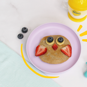 Hot cake de avena y plátano para bebe con frutas en forma de búho