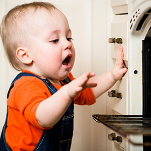 Niño-pequeño-agarrando-puertas-de-la-cocina