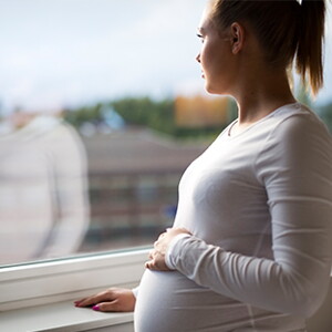 Mama-sentada-cuidando-panza