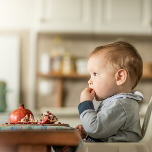 Niño pequeño comiendo snacks saludables