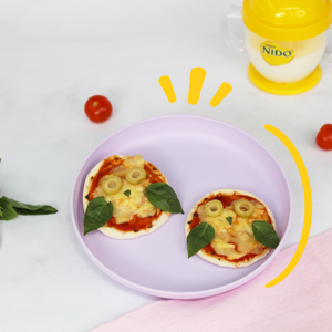 pizzitas saludables para bebé y vaso entrenador con leche nido