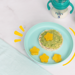 plato con tostada de arroz para bebé y vaso con lecha nan 3