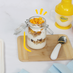 vaso de yogurt con granola y fruta vaso entrenador con leche nido