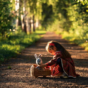 Niña sana jugando en el parque