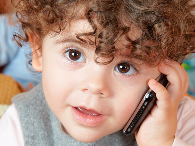 Niña-pequeña-jugando-a-hablar-por-teléfono