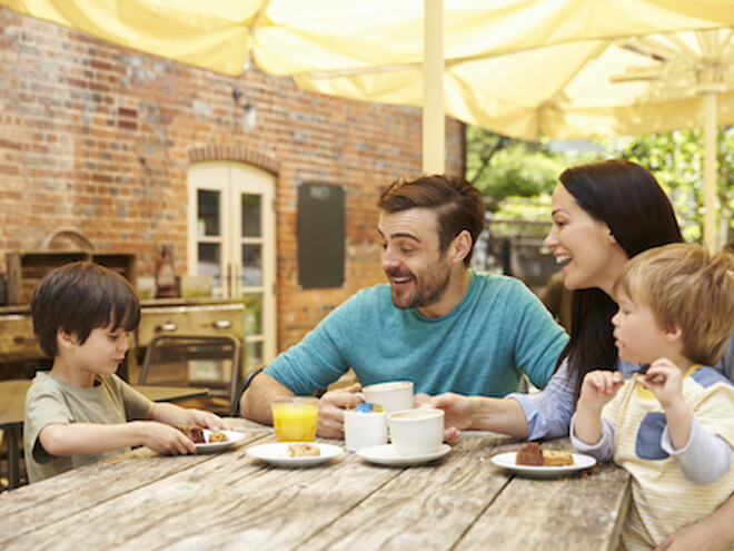 familia comiendo