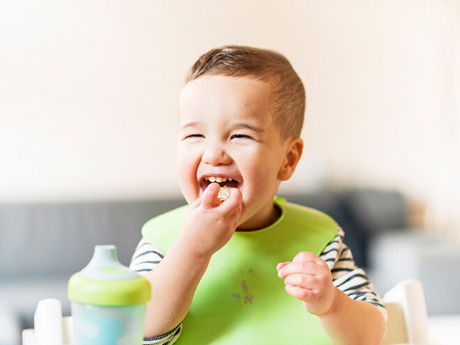 Niño-pequeño-comiendo-manzana 