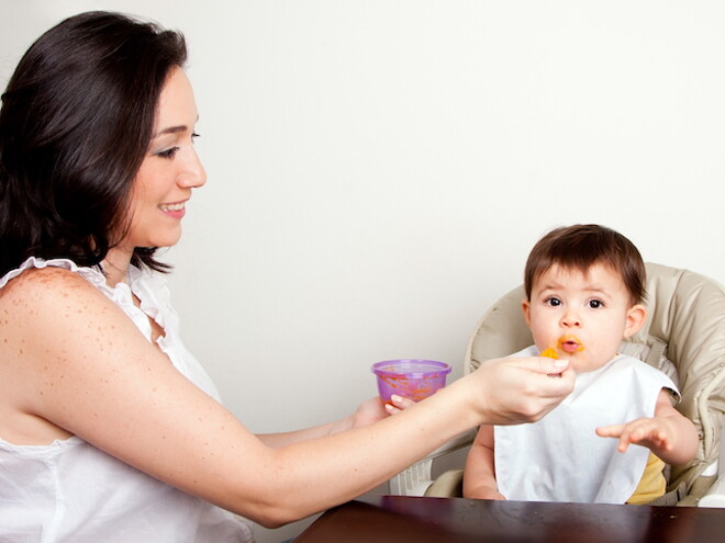 mamá y bebé comiendo Principales funciones de las proteínas 