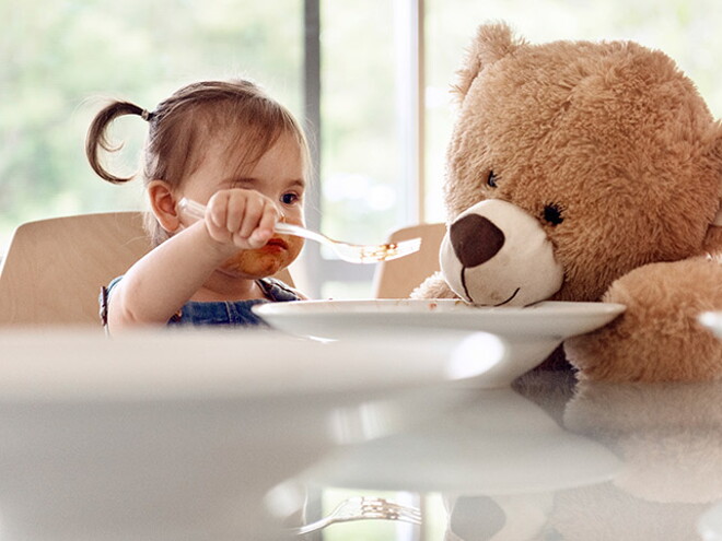 niña-con-oso-de-peluche-comiendo