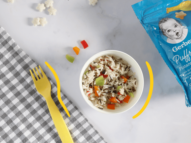 plato con ensalada de arroz salvaje para bebé y puffs Gerber de plátano