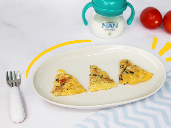 plato con frittata de huevo para bebe vaso entrenador con leche nan