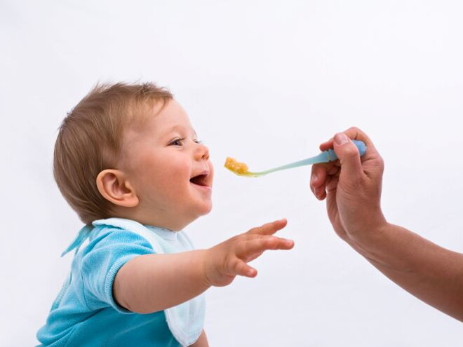 Bebé comiendo sólidos