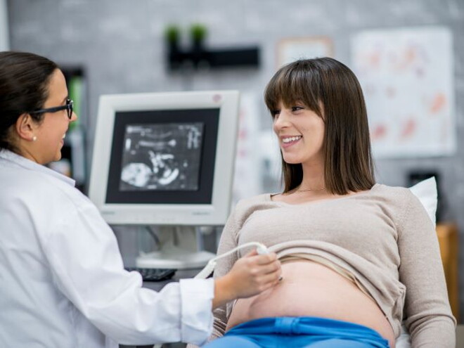 Mujer en consultorio tomando una cita prenatal