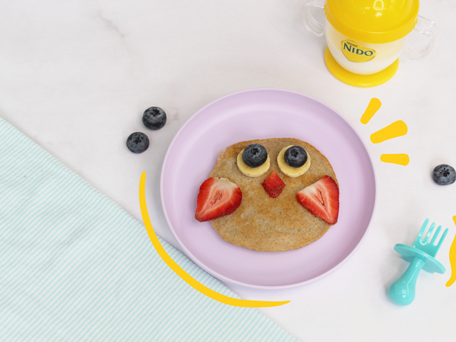 Hot cake de avena y plátano para bebe con frutas en forma de búho